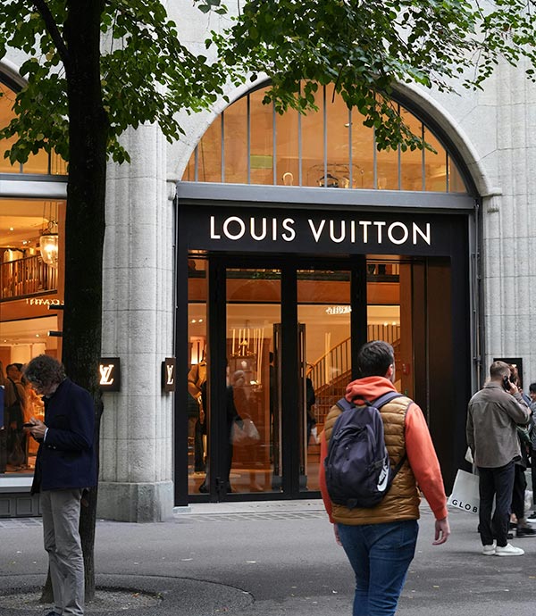 high-end-retail-robotic-layout